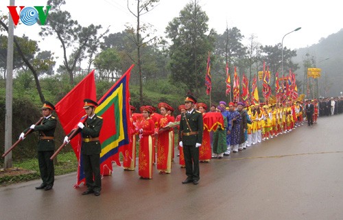 Unique palanquin procession at the Hung Kings’ temple festival - ảnh 1